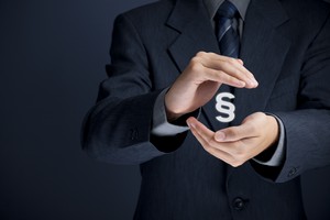 Mann hält Paragraphen-Symbol